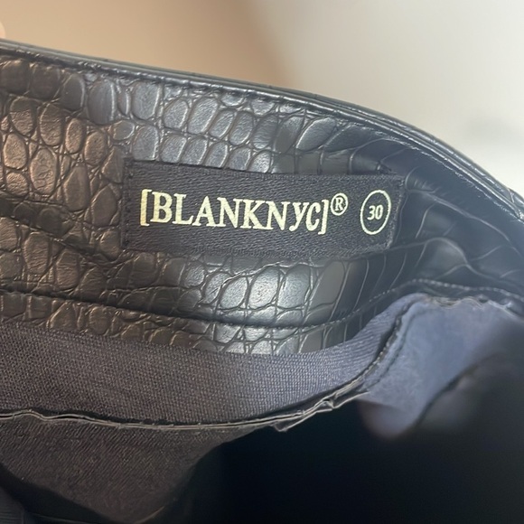 BlankNYC | Women’s Black Vegan Leather Crocodile Print Tapered Pant Size 30 NWT - Picture 7 of 8